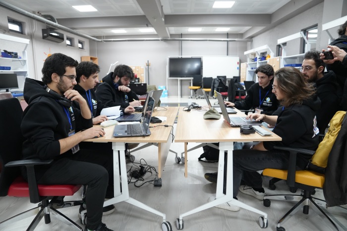 Game jam sırasında çalışan takımlar