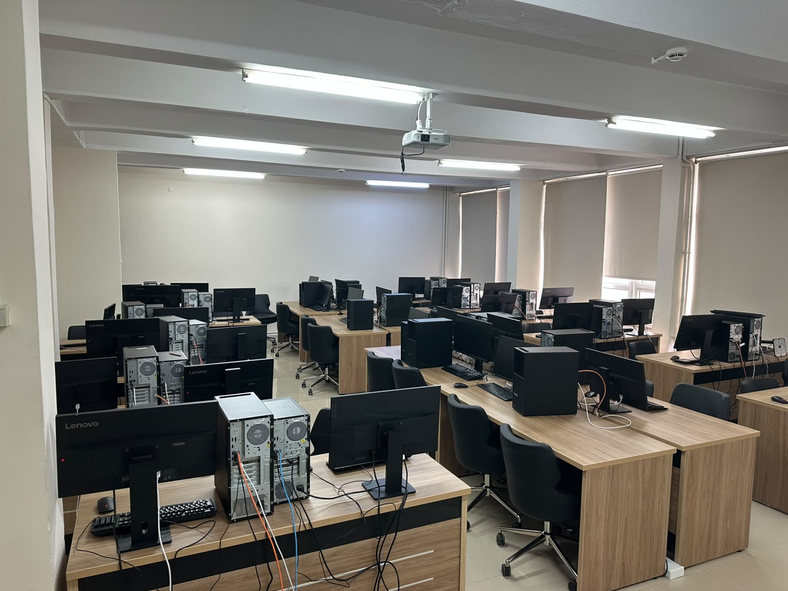 Bilgisayar laboratuvarından bir görünüm